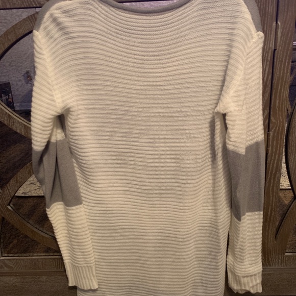 Grey and white sweater - Picture 3 of 3